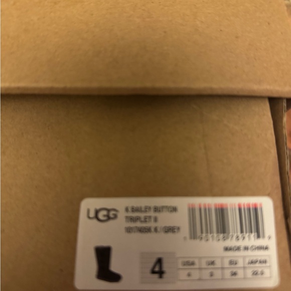 NIB Ugg Bailey button boots - Picture 6 of 6